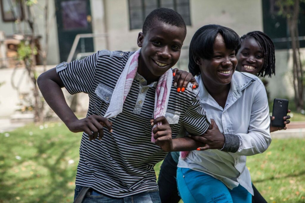 Haiti play outside.